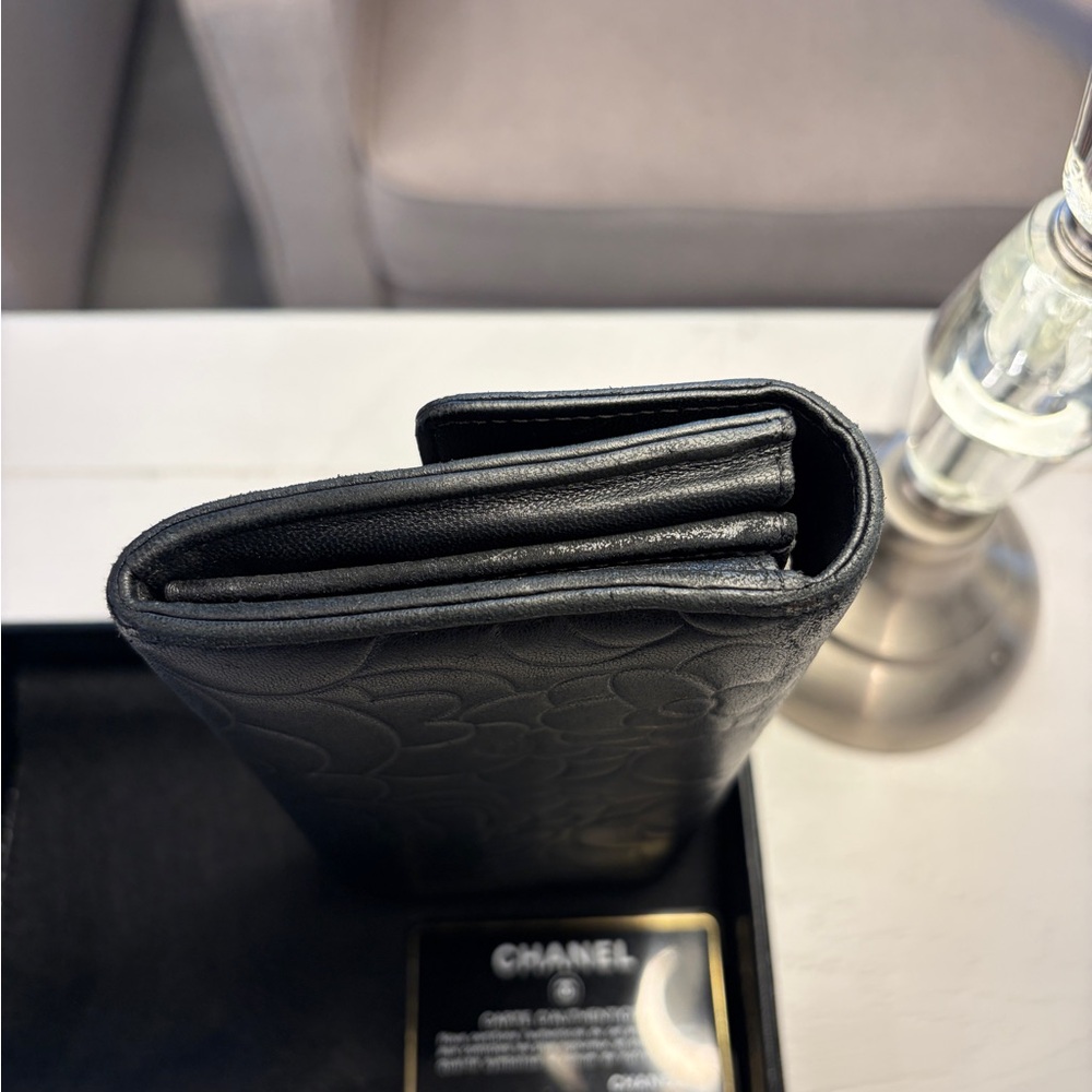 CHANEL Black Quilted Camellia Leather Wallet with CC Logo - Picture 4 of 7
